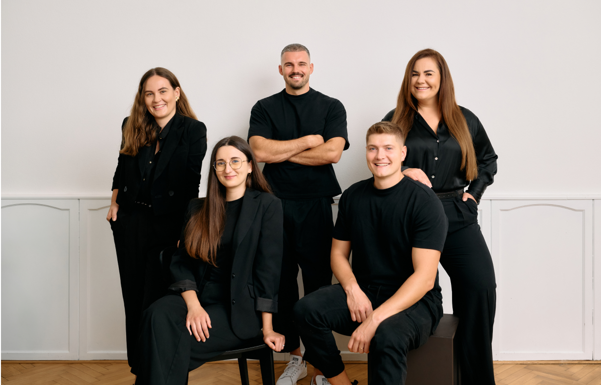 Tím ateliéru Skarba pri spoločnej fotografii