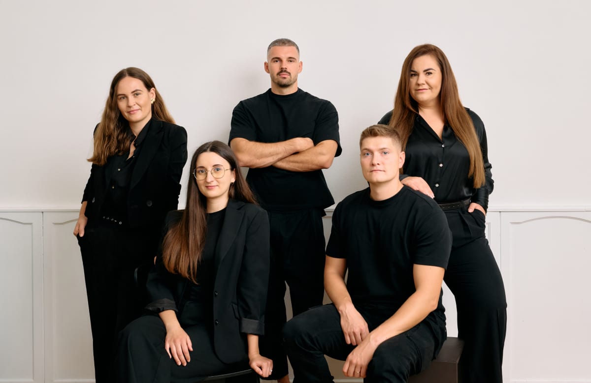 Tím Ateliéru Skarba pred zelenou fasádou